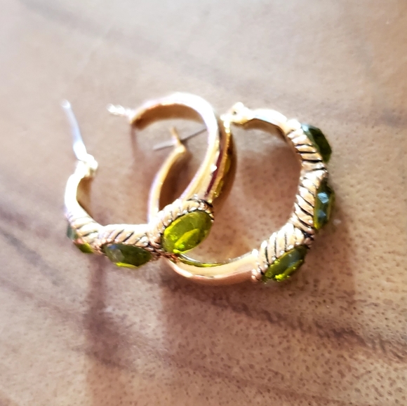 Vintage gold & 3 green Peridot gemstone pierced loop earrings - Picture 9 of 10